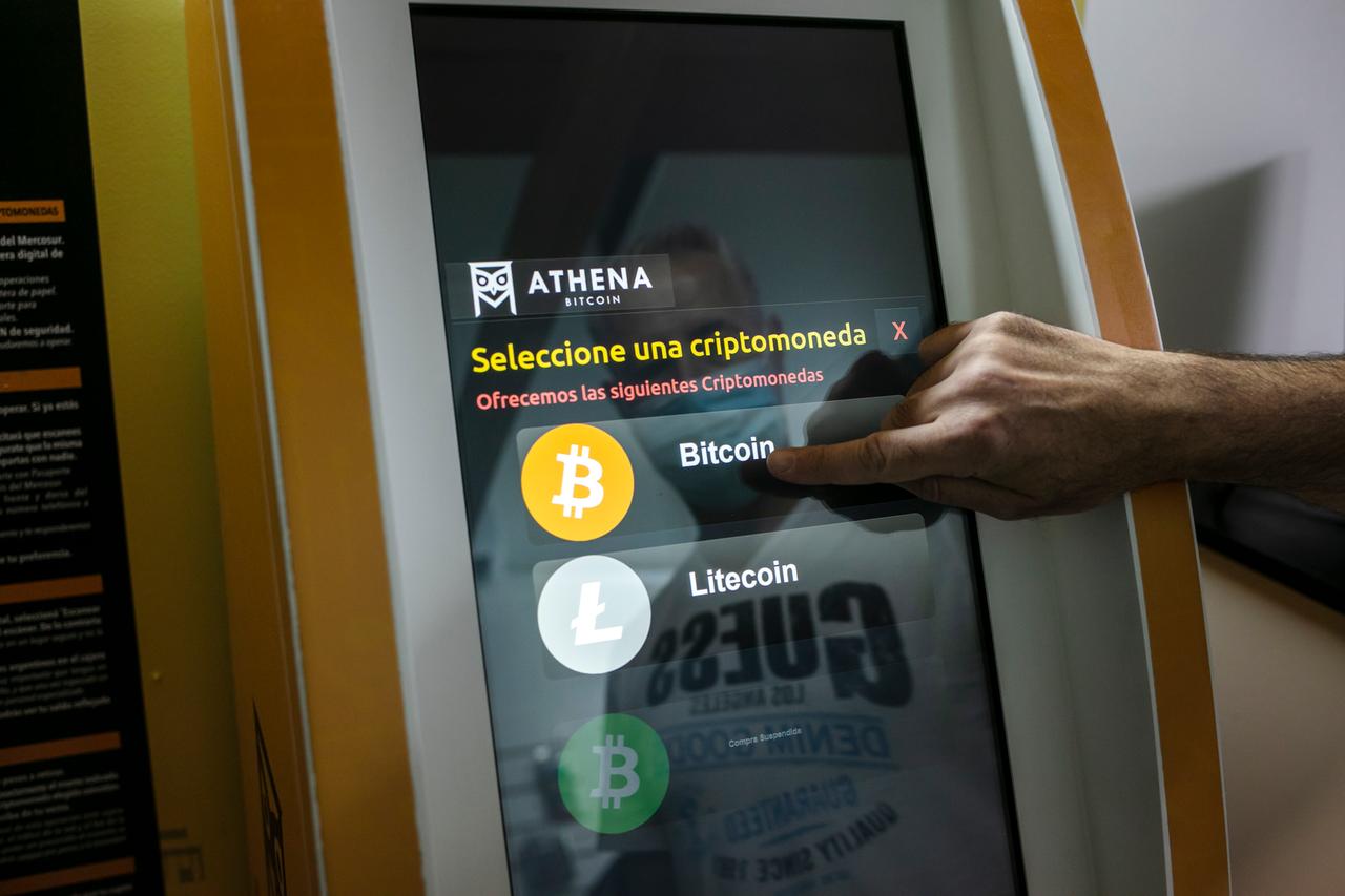 Ein Bitcoin-Geldautomat (ATM) in einem Kryptowährungstauschgeschäft am 17. März 2022 in Buenos Aires, Argentinien. 