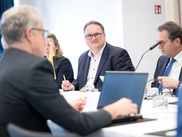 Björn Fecker (Grüne), Finanzsenator von Bremen, bei einem Treffen der Finanzministerinnen und Finanzminister der Länder. Hauptthema der Jahreskonferenz ist die Finanzlage der öffentlichen Haushalte.