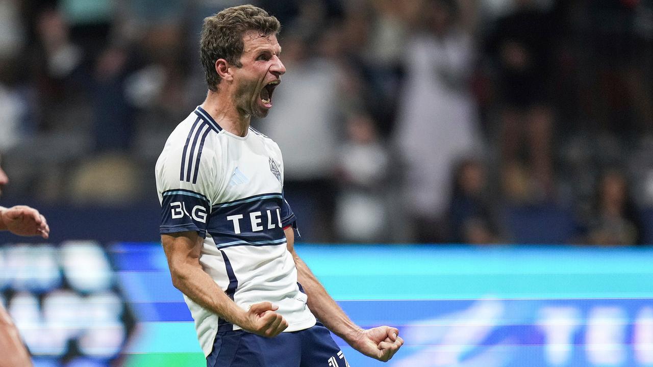 Ein Fußballspieler jubelt nach einem Tor