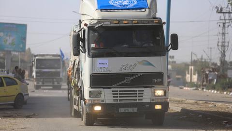 Ein Lastwagen mit Treibstoff fährt in Gaza-Stadt ein.