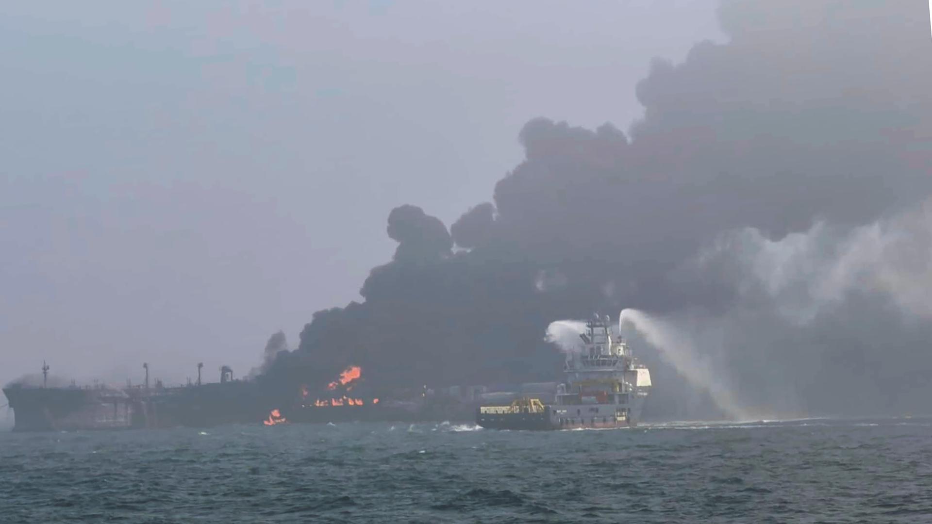 Ein Öltanker steht in der Nordsee nahe der britischen Küste in Flammen. 