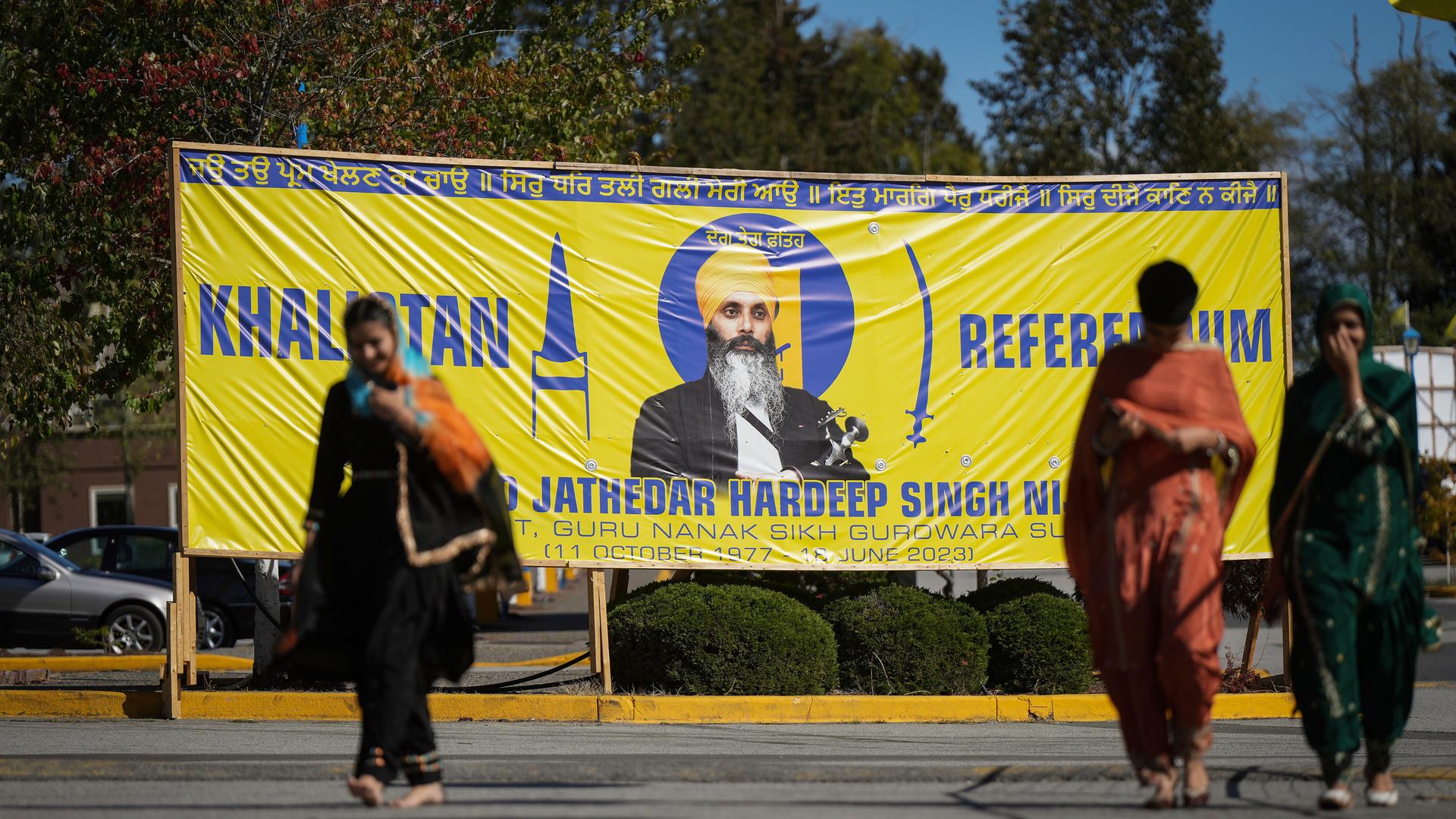 Ein Foto des getöteten Hardeep Singh Nijjar auf einem Transparent vor einem Sikh-Kulturzentrum im kanadischen Surrey