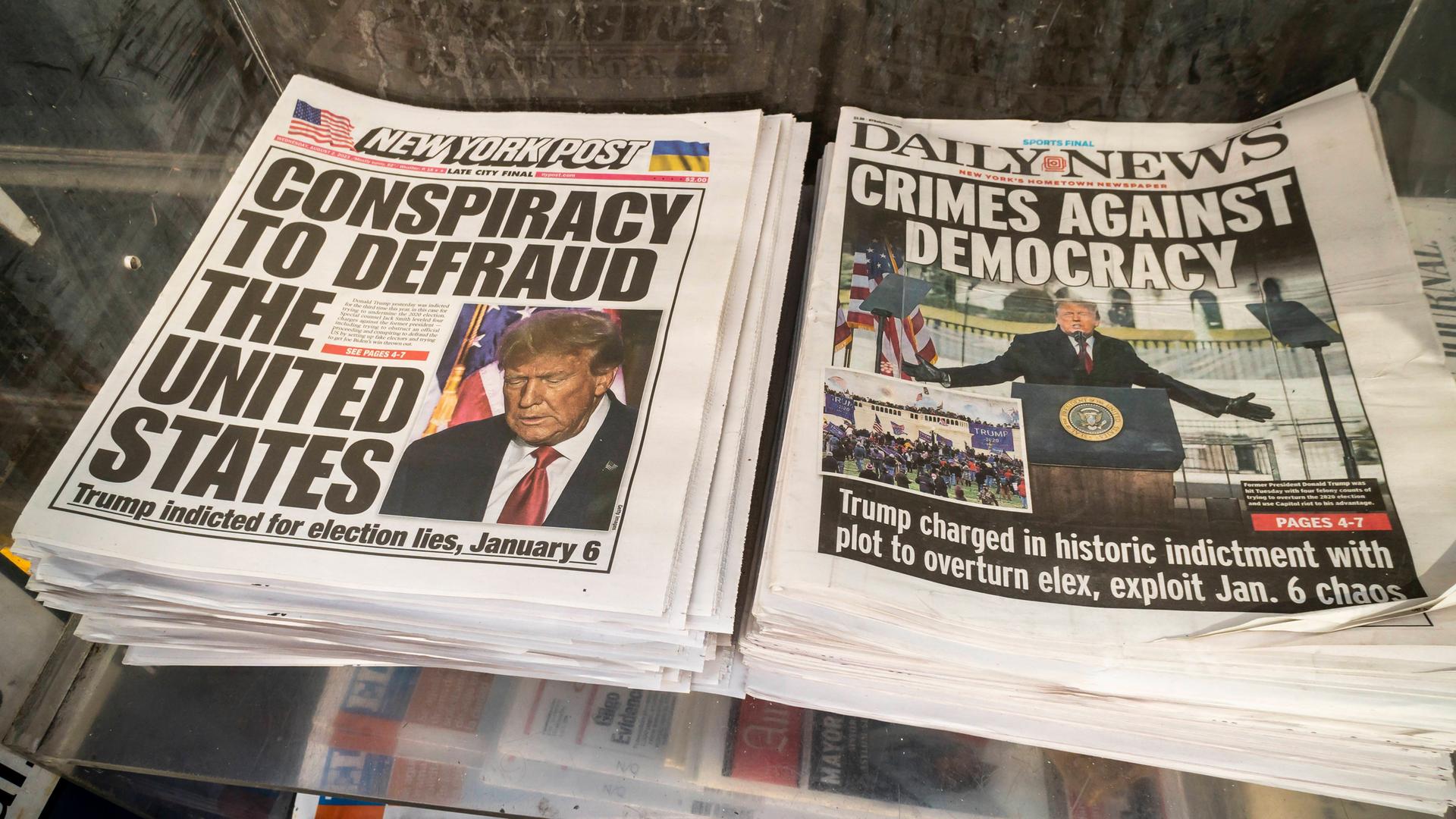 Die Zeitungen "New York Post" und "Daily News" berichten über die Anklage gegen Trump 