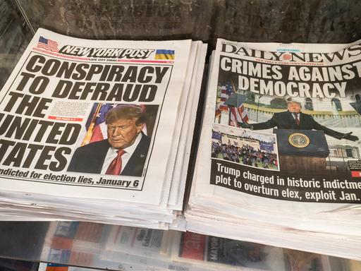 Die Zeitungen "New York Post" und "Daily News" berichten über die Anklage gegen Trump 