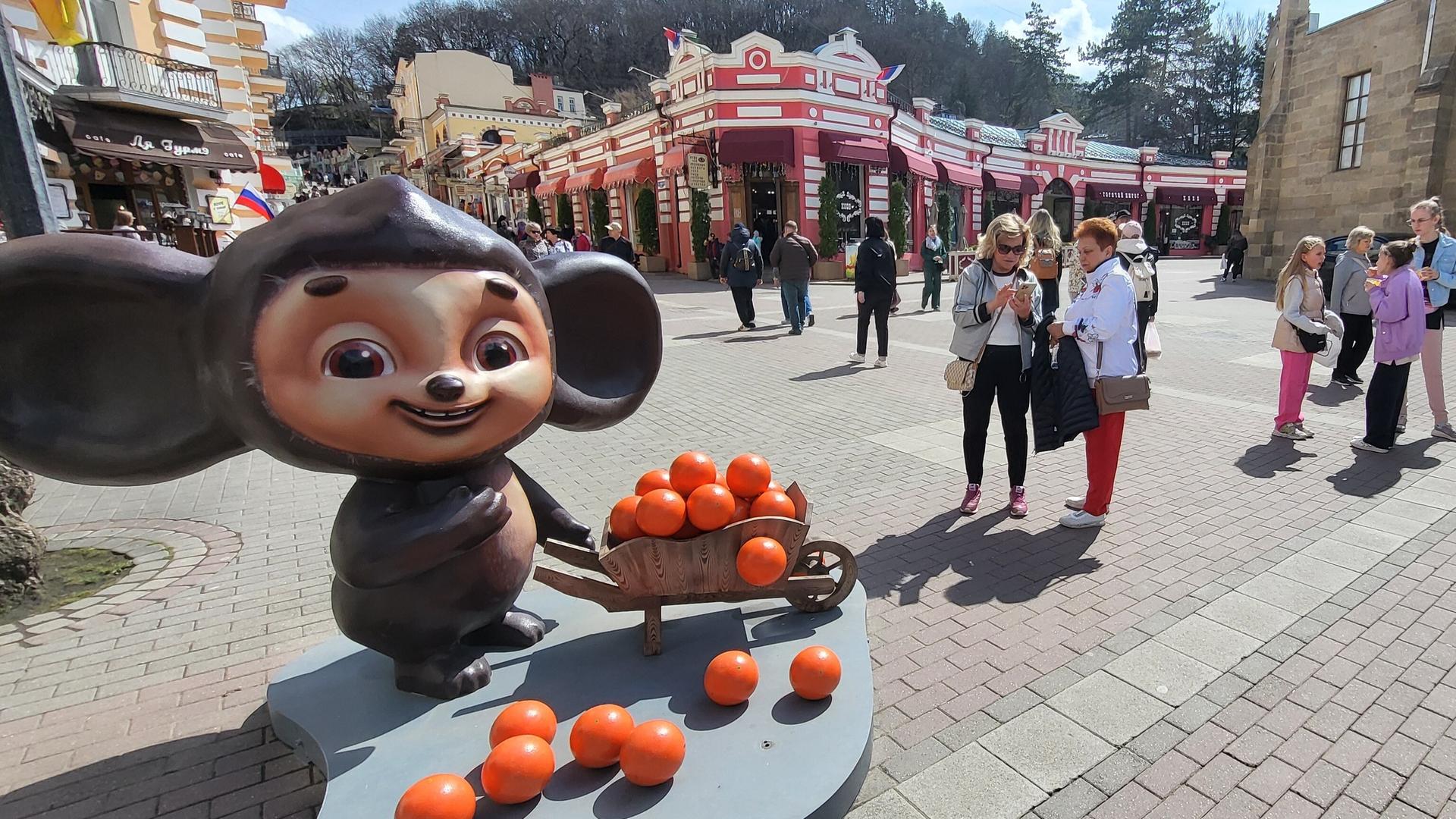 Eine Tscheburaschka-Figur steht in der Fußgängerzone der russischen Kurstadt Kislowodsk. Der erste Teil des Tscheburaschka-Films wurde dort gedreht. Die Figur hat einen Korb mit Apfelsinen dabei