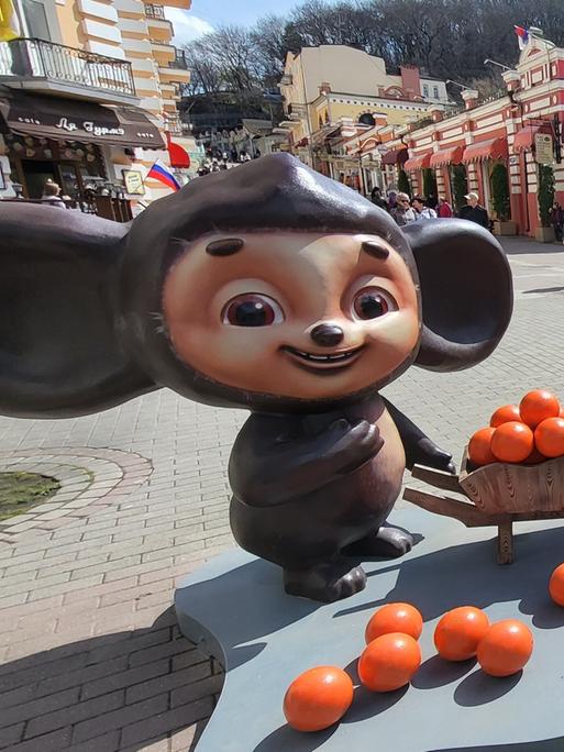 Eine Tscheburaschka-Figur steht in der Fußgängerzone der russischen Kurstadt Kislowodsk. Der erste Teil des Tscheburaschka-Films wurde dort gedreht. Die Figur hat einen Korb mit Apfelsinen dabei