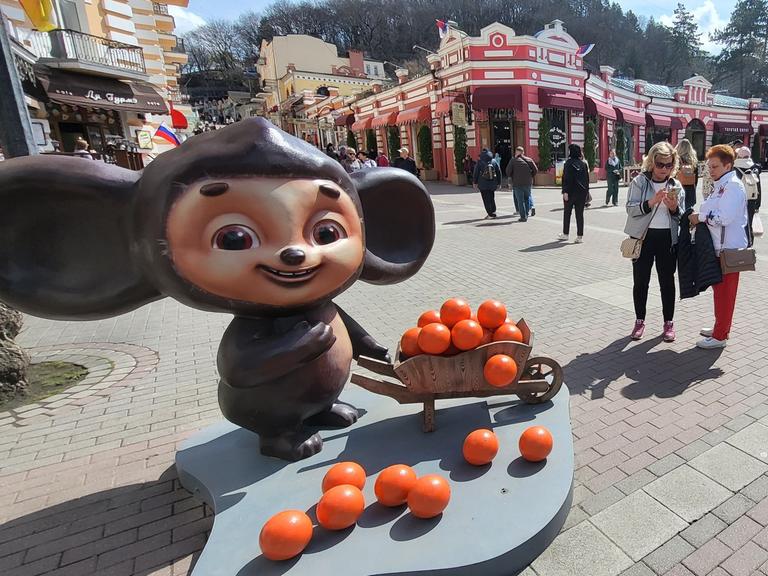 Eine Tscheburaschka-Figur steht in der Fußgängerzone der russischen Kurstadt Kislowodsk. Der erste Teil des Tscheburaschka-Films wurde dort gedreht. Die Figur hat einen Korb mit Apfelsinen dabei