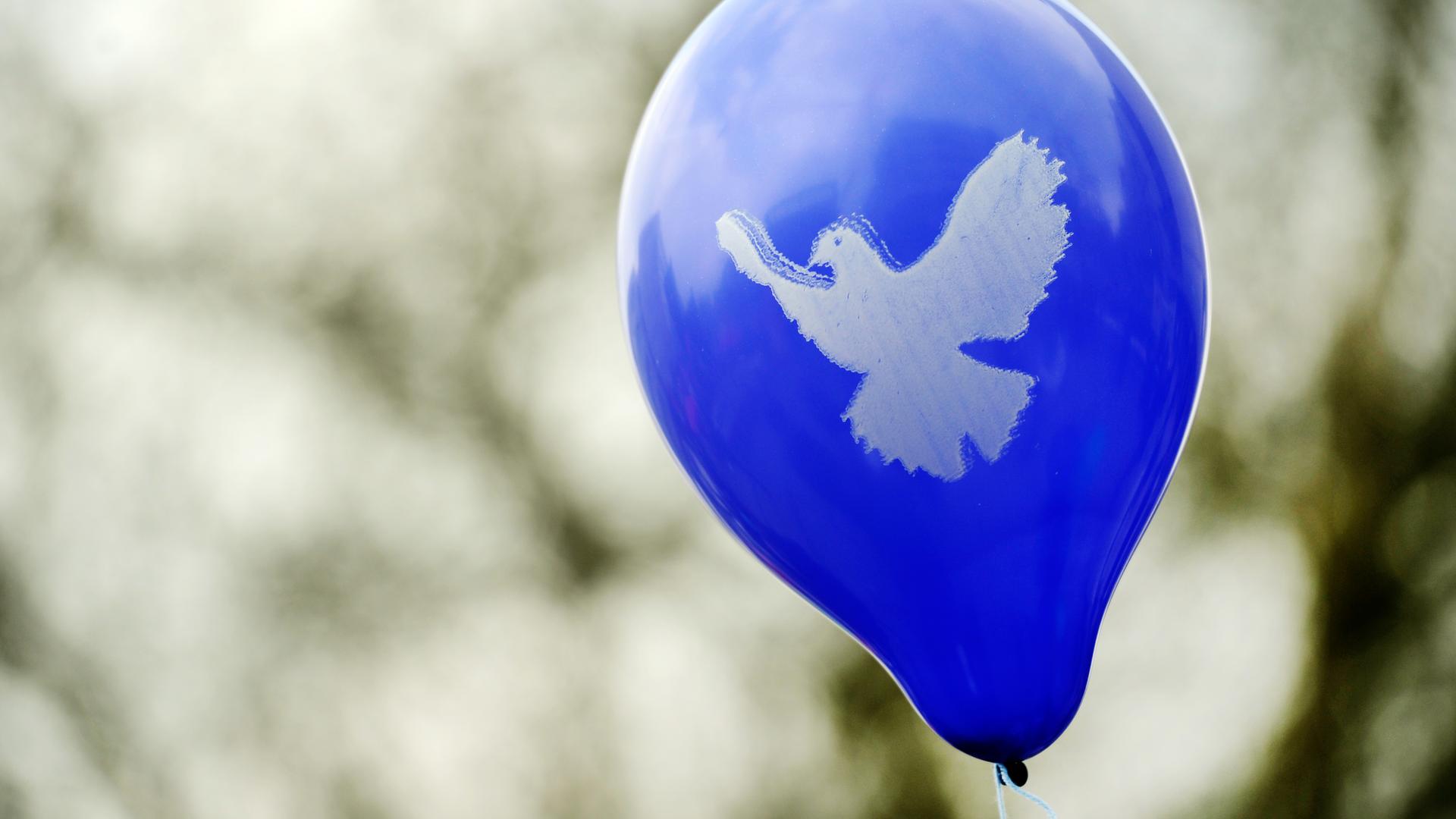 Duisburg: Ein Luftballon mit einer Friedenstaube fliegt während des Ostermarsches Rhein-Ruhr im Wind. Duisburg: Ein Luftballon mit einer Friedenstaube fliegt während des Ostermarsches Rhein-Ruhr im Wind.