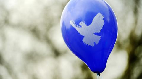 Duisburg: Ein Luftballon mit einer Friedenstaube fliegt während des Ostermarsches Rhein-Ruhr im Wind. 