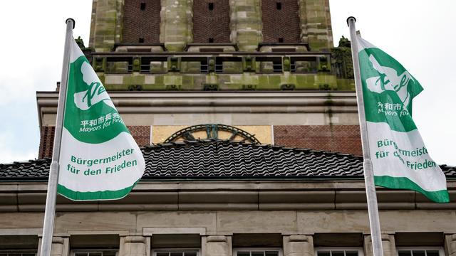 Vor dem Kieler Rathaus wehen Flaggen mit den Worten "Bürger-Meister für den Frieden".