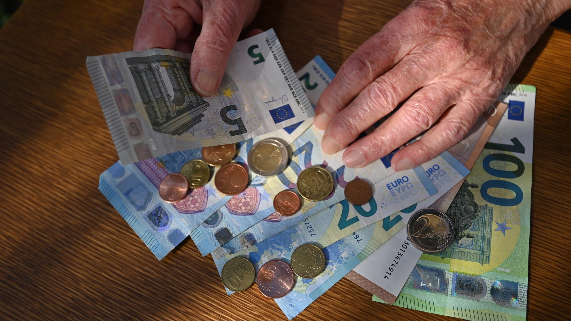 Symbolbild Hände eines alten Menschen beim Geld zählen