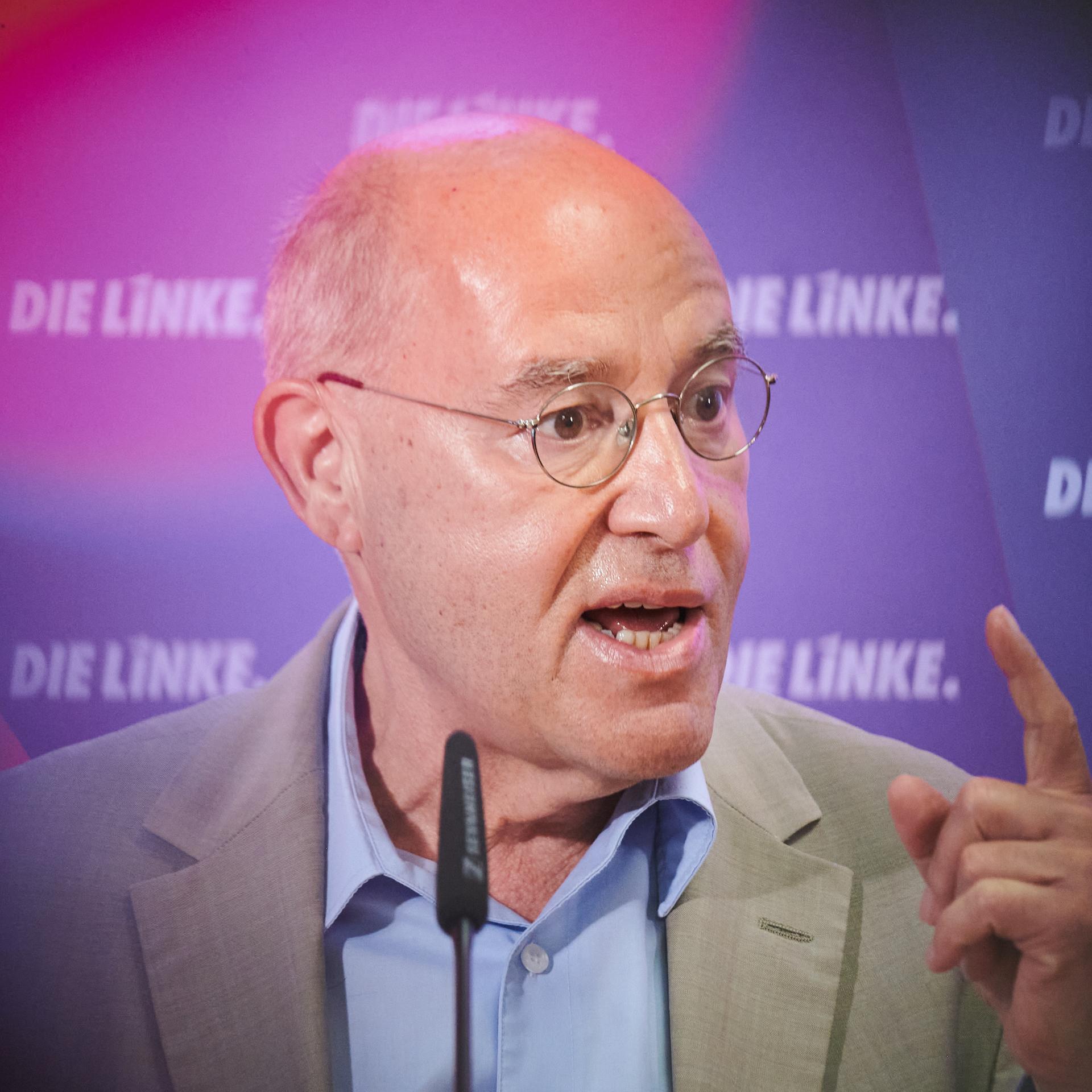 Gregor Gysi (Die Linke) spricht während einer Pressekonferenz im Karl-Liebknecht-Haus.