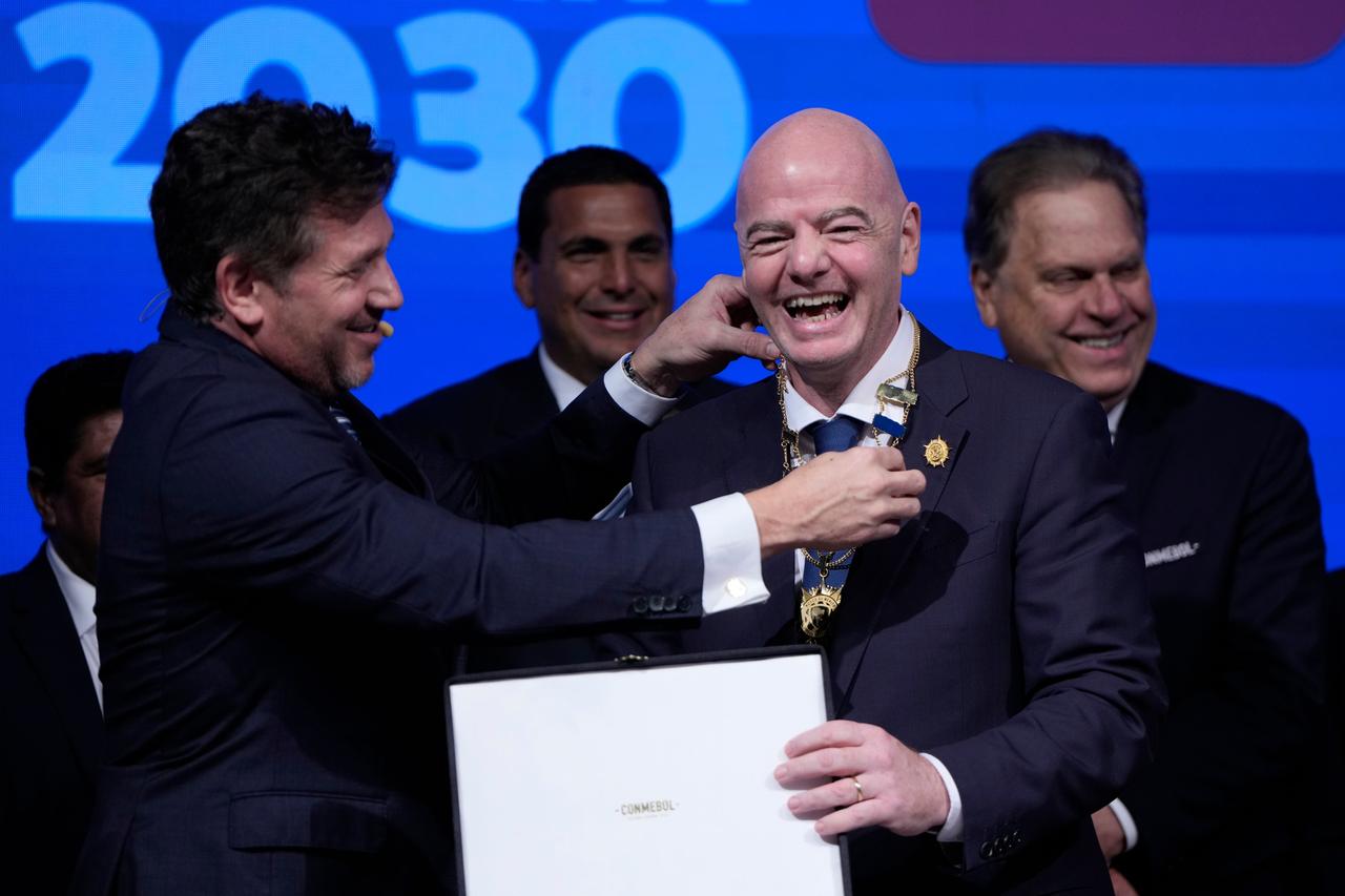 CONMEBOL-Chef Alejandro Dominguez (links) mit FIFA-Präsident Giovanni Infantino.