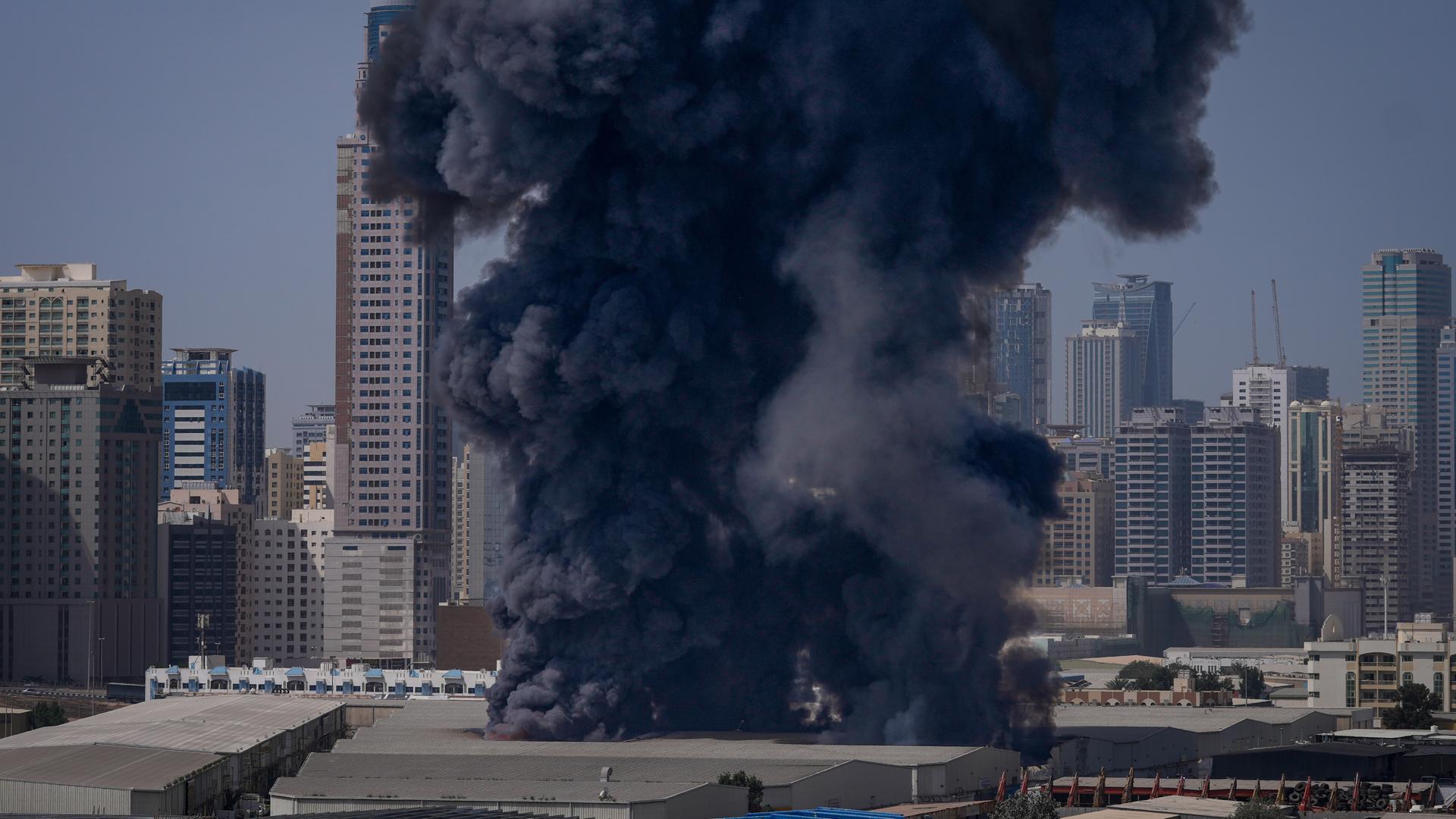 Rauch steigt in Dubai nach einem iranischen Angriff auf.
