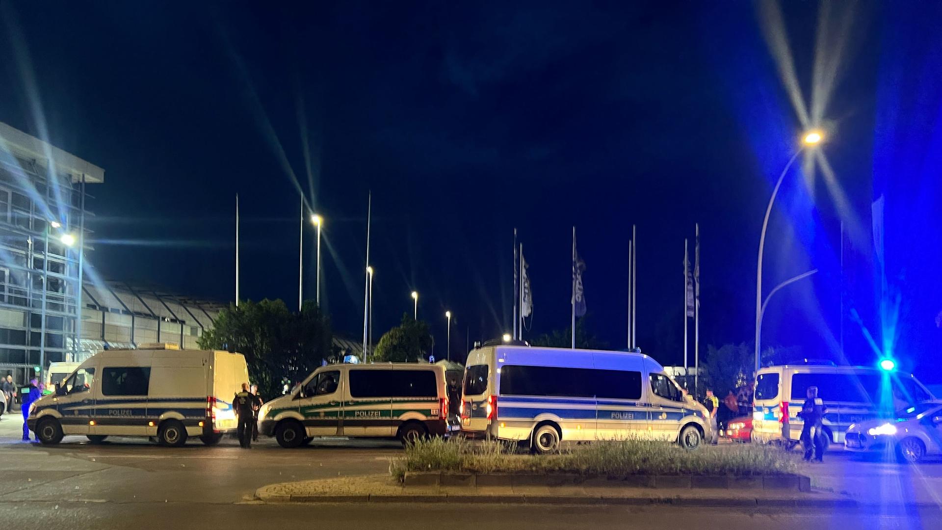 Aktivisten der sich selbst ernannten "neuen Generation" blockieren die Zufahrten zur Druckerei des Springer Verlages in Berlin Spandau. Die Polizei unterbindet es.