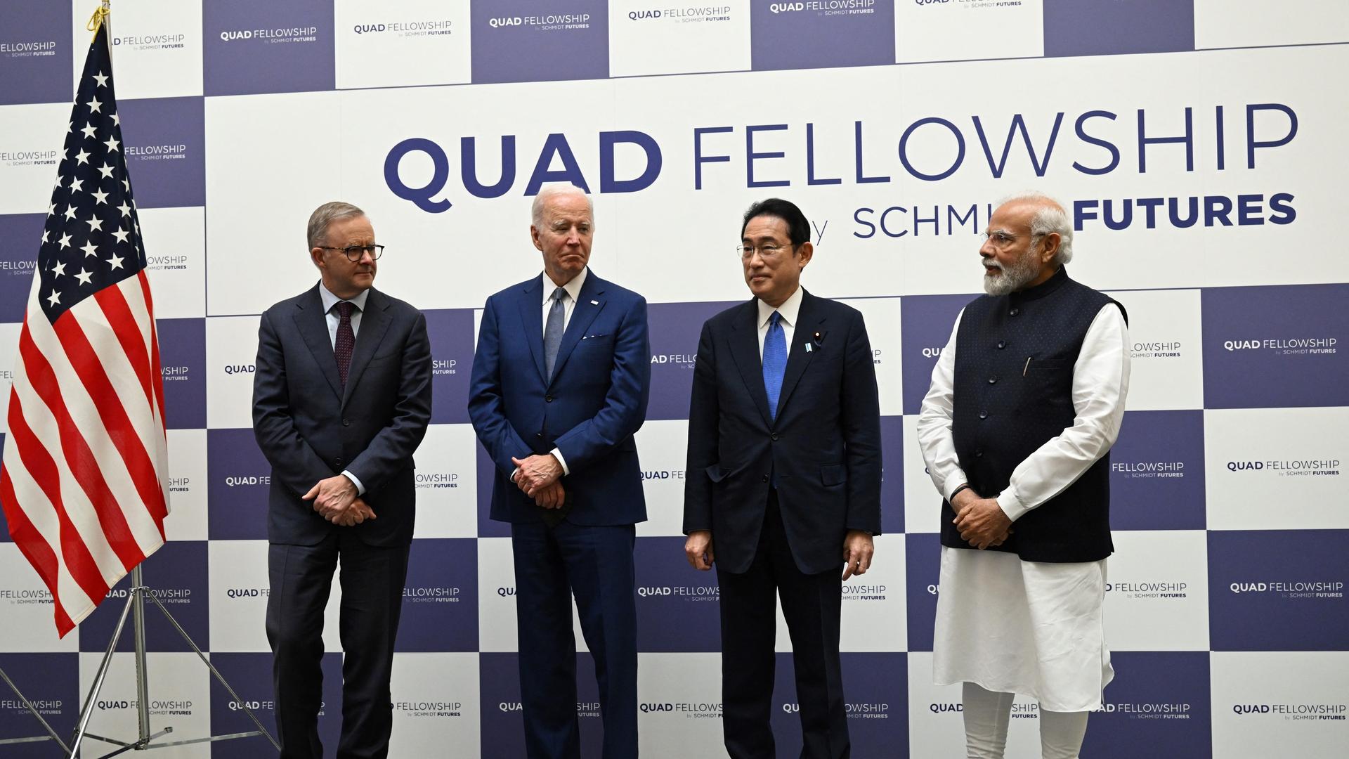 US-Präsident Joe Biden, Japans Premierminister Fumio Kishida, Indiens Premierminister Narendra Modi und Australiens Premierminister Anthony Albanese stehen auf einem Podium. Links von ihnen ist die US-Flagge zu sehen. US-Präsident Joe Biden, Japans Premierminister Fumio Kishida, Indiens Premierminister Narendra Modi und Australiens Premierminister Anthony Albanese stehen auf einem Podium. Links von ihnen ist die US-Flagge zu sehen.