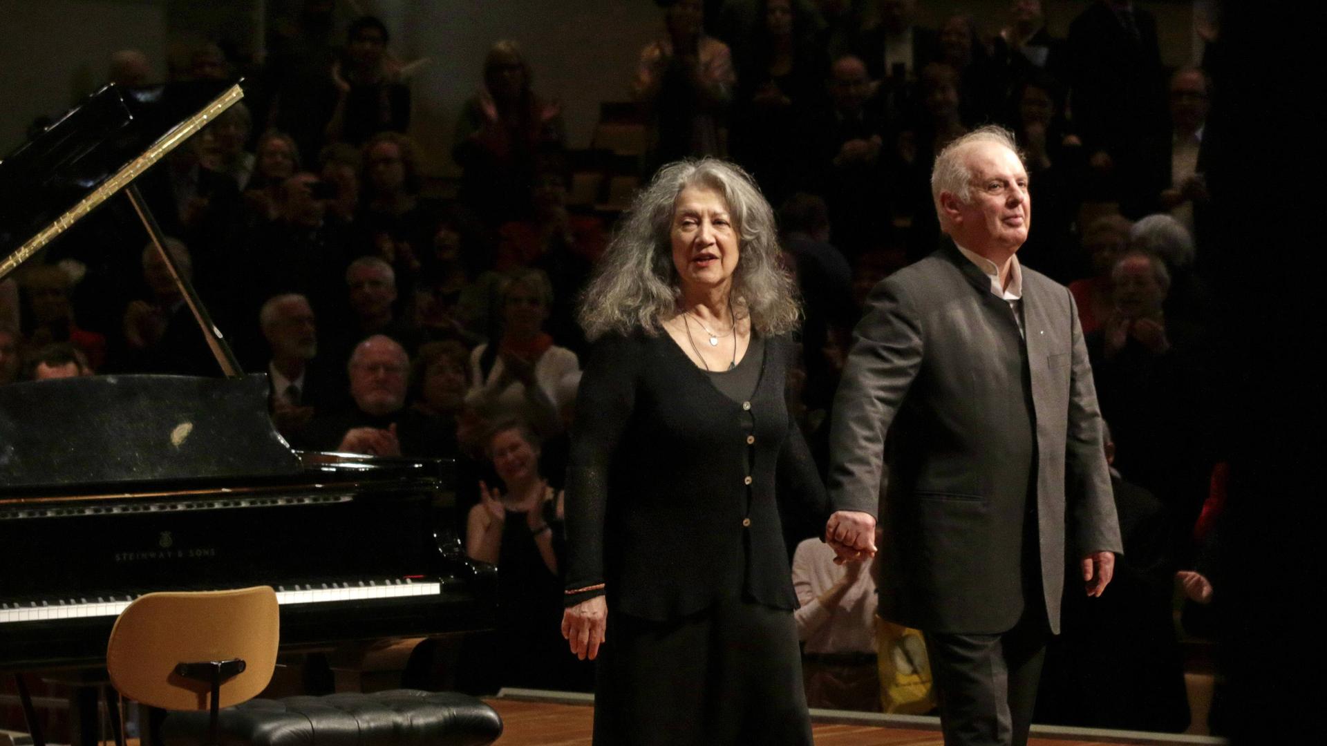 Martha Argerich und Daniel Barenboim nehmen Hand in Hand den Beifall des Publikums entgegen.