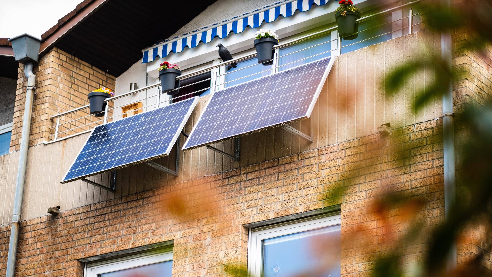Balkonkraftwerk an einem Einfamilienhaus in Monheim am Rhein, Deutschland.