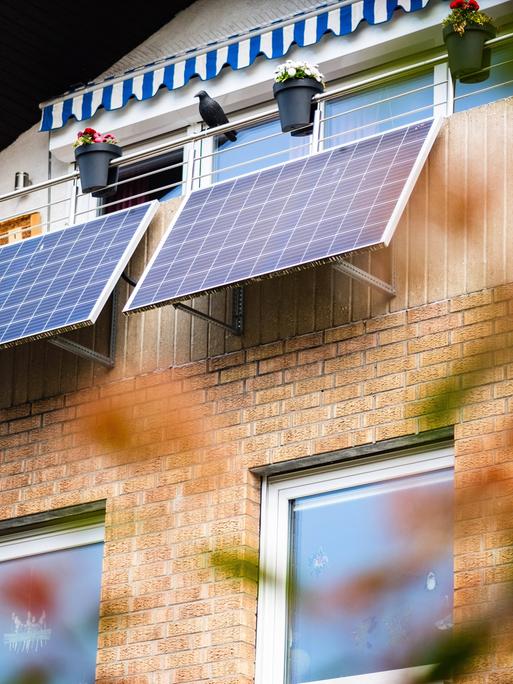 Balkonkraftwerk an einem Einfamilienhaus in Monheim am Rhein, Deutschland.