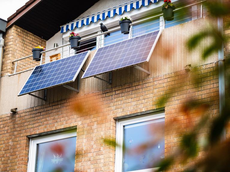 Balkonkraftwerk an einem Einfamilienhaus in Monheim am Rhein, Deutschland.