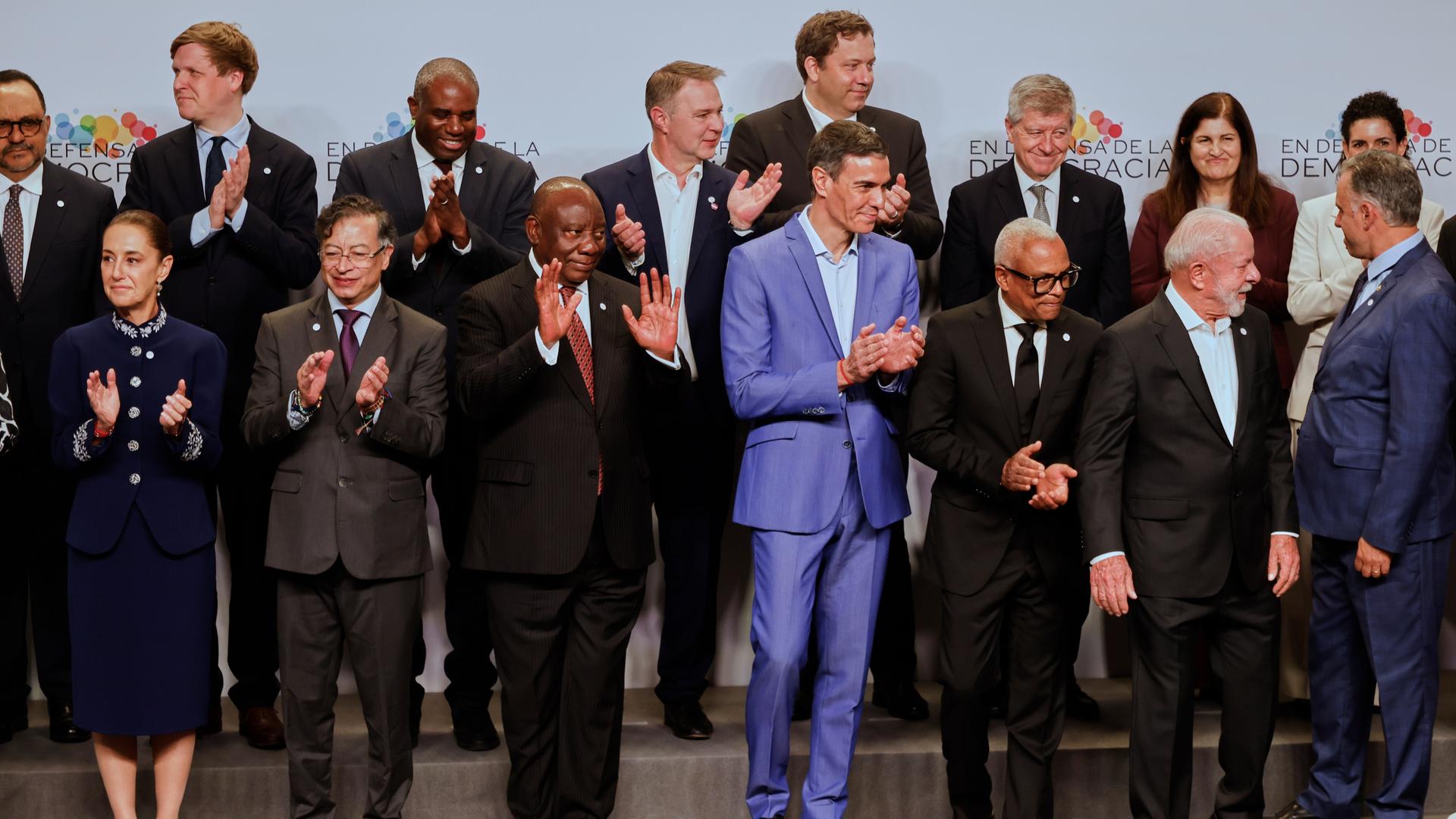 Der spanische Ministerpräsident Pedro Sánchez posiert mit einer Gruppe linker Politiker für ein Foto. 