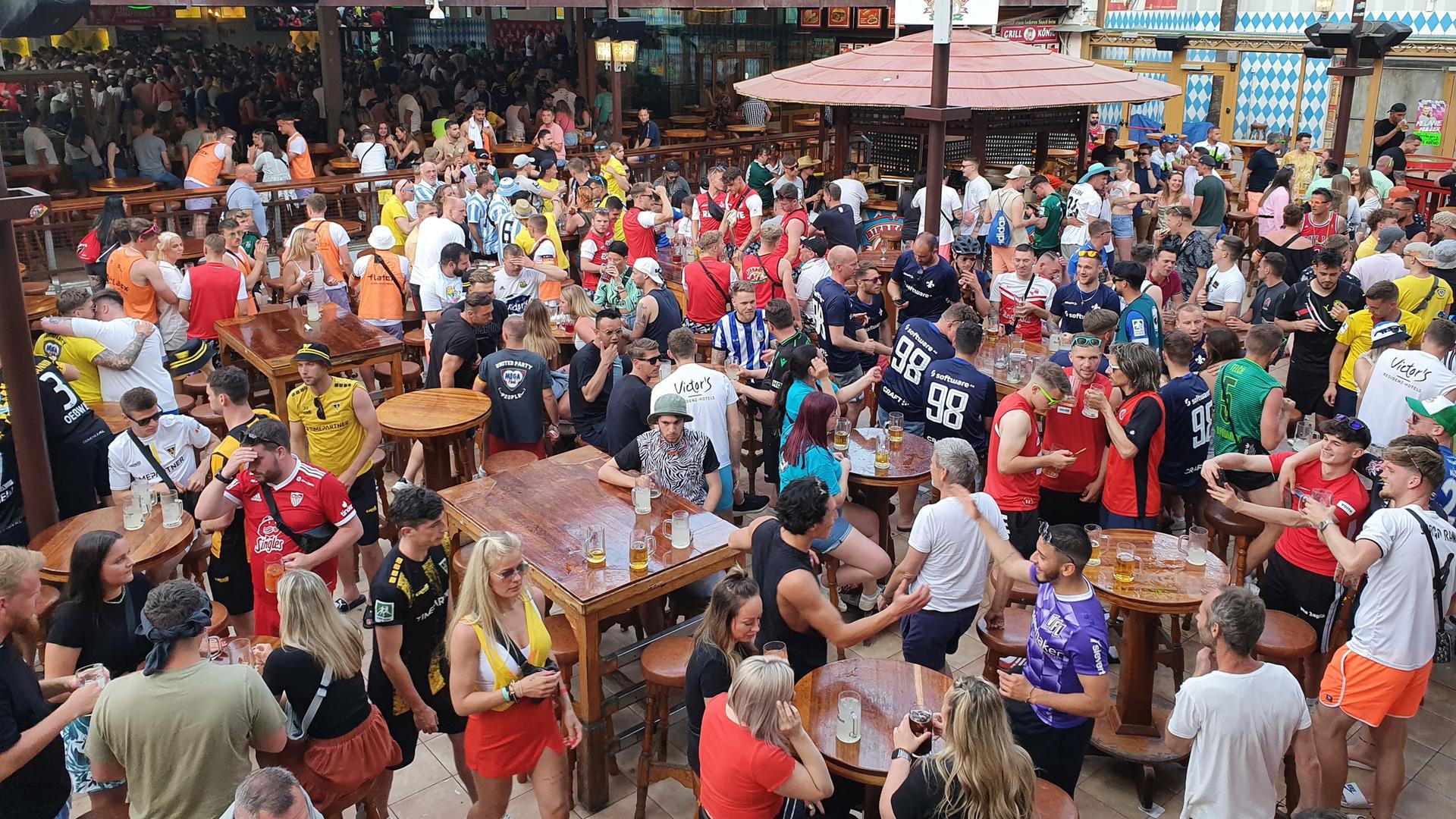 Das Partyvolk vergnügt sich im "Bierkönig" auf Mallorca - zum Vergnügen gehören auch die großen Ballermann-Hits wie "Layla".
