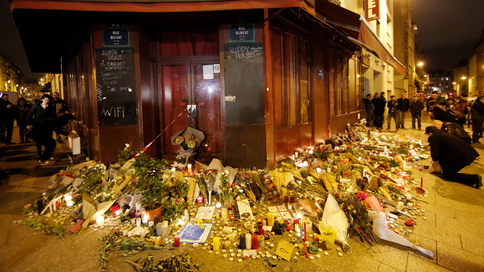 Brennende Kerzen und Blumen liegen am 14.11.2015 in der Rue Alibert in Paris vor der Bar "Le Carillion". Brennende Kerzen und Blumen liegen am 14.11.2015 in der Rue Alibert in Paris vor der Bar "Le Carillion".