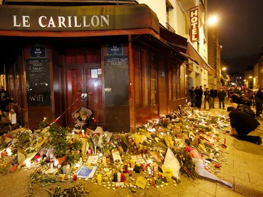 Brennende Kerzen und Blumen liegen am 14.11.2015 in der Rue Alibert in Paris vor der Bar "Le Carillion". Brennende Kerzen und Blumen liegen am 14.11.2015 in der Rue Alibert in Paris vor der Bar "Le Carillion".