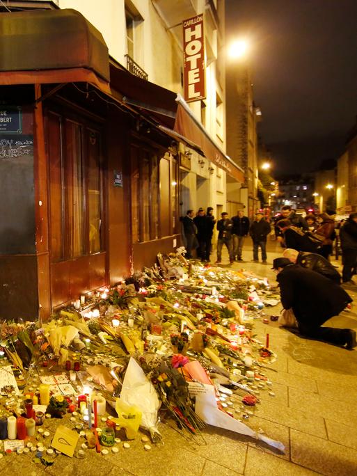 Brennende Kerzen und Blumen liegen am 14.11.2015 in der Rue Alibert in Paris vor der Bar "Le Carillion". Brennende Kerzen und Blumen liegen am 14.11.2015 in der Rue Alibert in Paris vor der Bar "Le Carillion".
