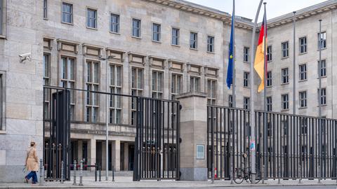 Das Bundesministerium der Finanzen in Berlin Mitte, davor zwei Fahnen. 