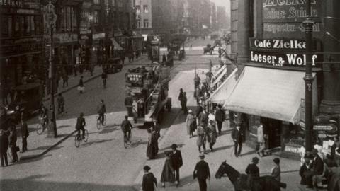 Blick von der Kreuzung Leipziger Straße nach Norden in die Friedrichstraße, rechts das Gebäude der New Yorker Lebensversicherung Equitable. Amateuraufnahme, anonym, undatiert.