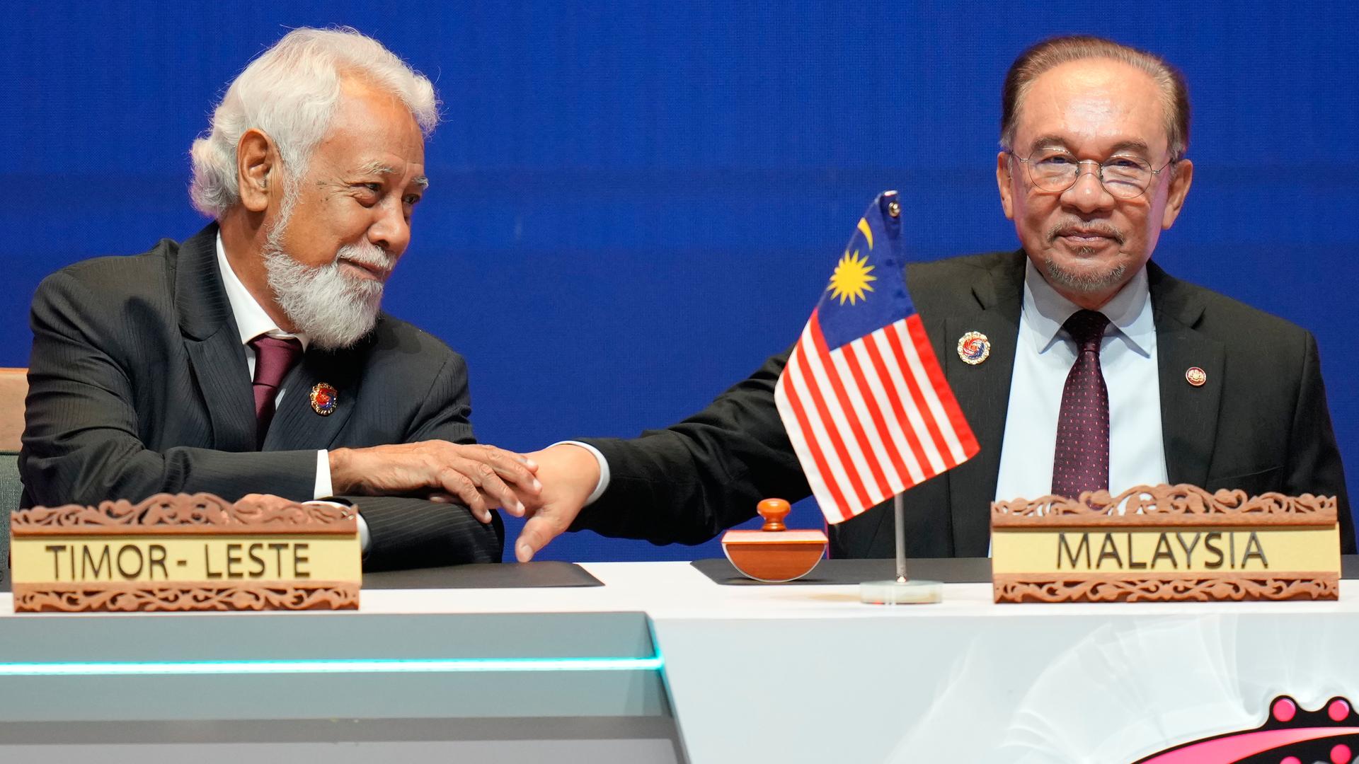 Zu sehen sind der malaysische Premierminister Anwar Ibrahim (rechts) und Osttimors Premierminister Kay Rala Xanana Gusmao während der Eröffnungszeremonie des 47. ASEAN-Gipfels in Kuala Lumpur.