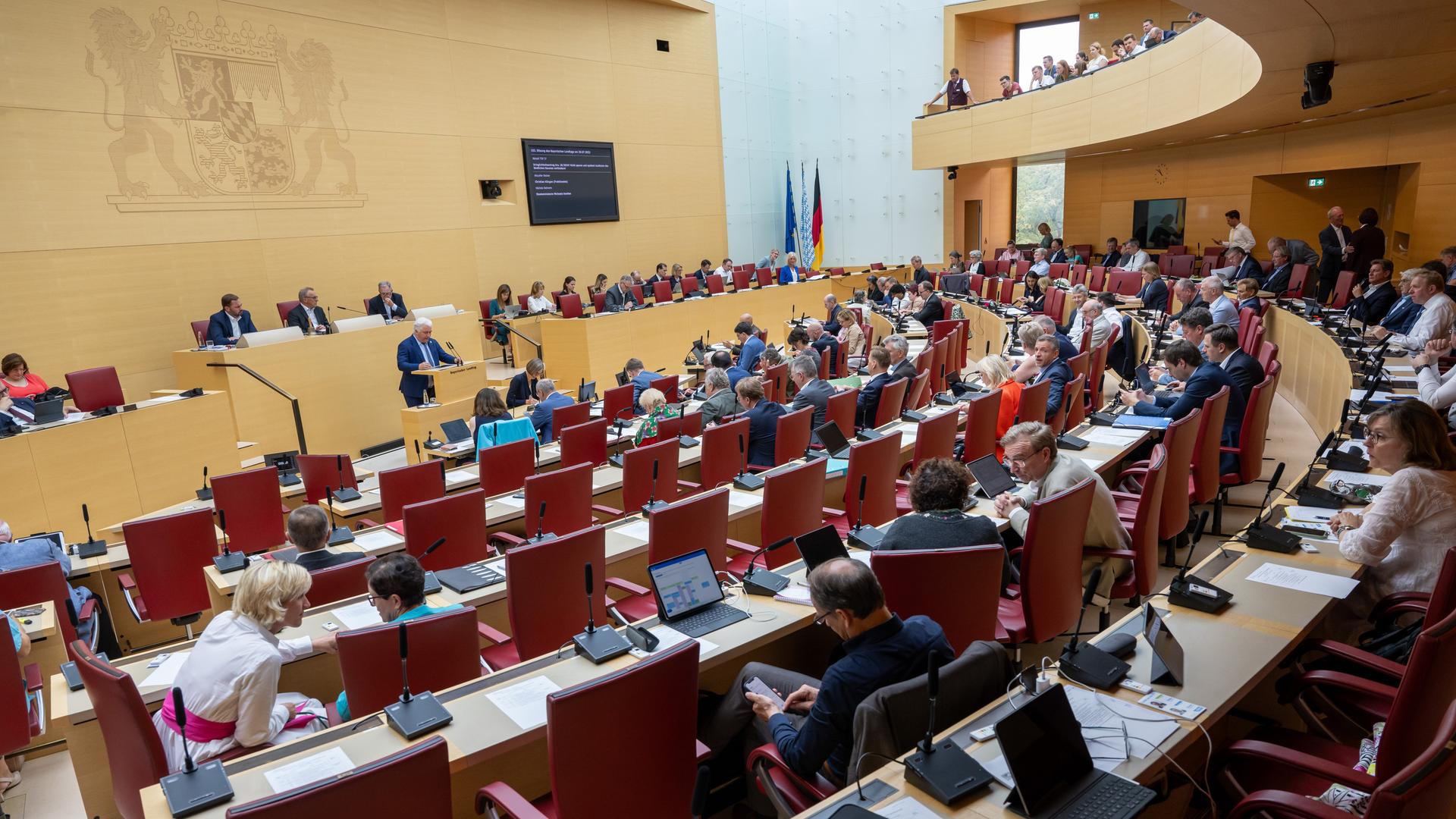 Bayerische Abgeordnete nehmen an einer Plenarsitzung des Landtags in München teil.