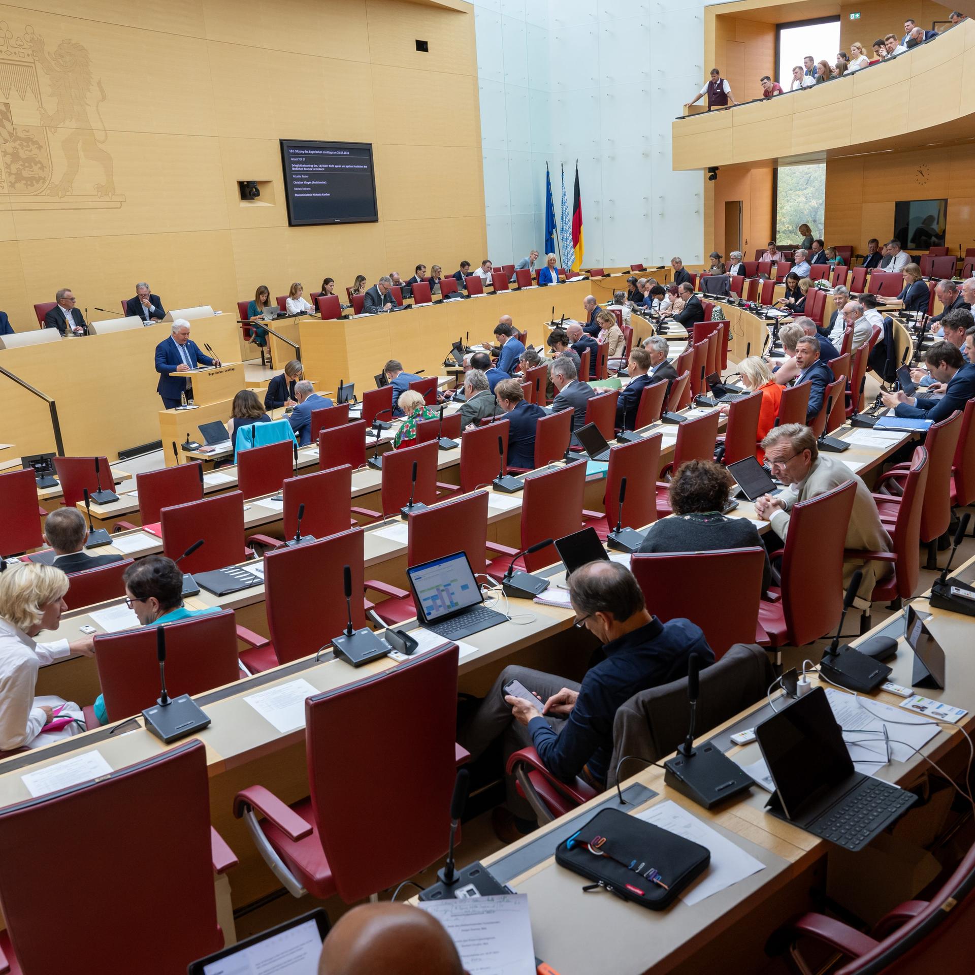 Bayerische Abgeordnete nehmen an einer Plenarsitzung des Landtags in München teil