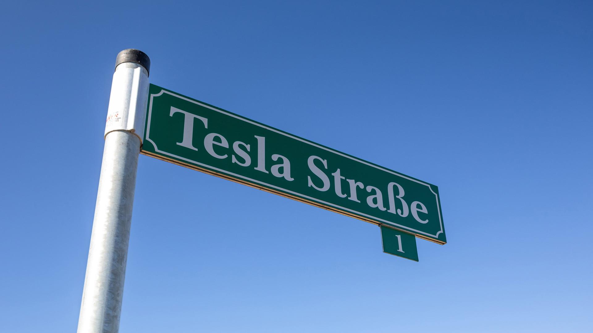 Ein Straßenschild mit der Aufschrift "Tesla Straße".