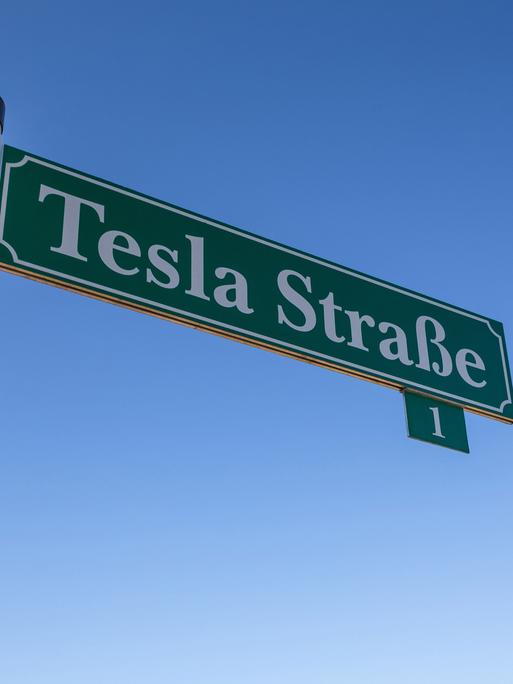 Ein Straßenschild mit der Aufschrift "Tesla Straße".