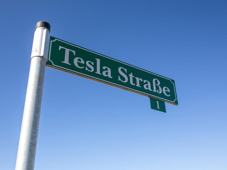 Ein Straßenschild mit der Aufschrift "Tesla Straße".