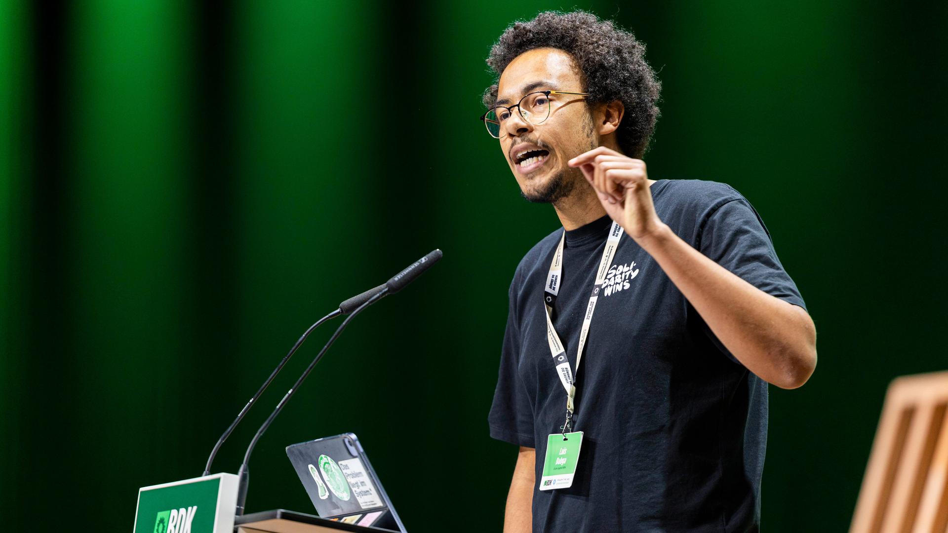 Luis Bobga, Bundessprecher der Grünen Jugend, spricht beim Bundesparteitag von Bündnis 90/Die Grünen. 