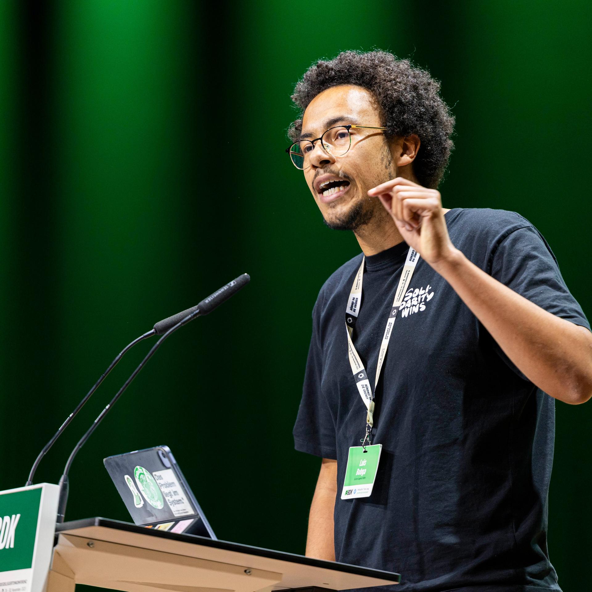 Luis Bobga, Bundessprecher der Grünen Jugend, spricht beim Bundesparteitag von Bündnis 90/Die Grünen. 