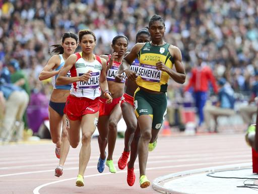 Die südafrikanische Läuferin Caster Semenya läuft vorne weg bei einer Gruppe von Sportlerinnen. 