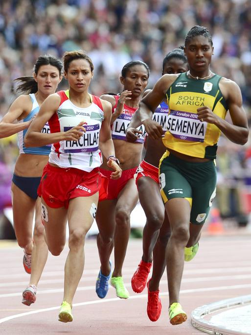 Die südafrikanische Läuferin Caster Semenya läuft vorne weg bei einer Gruppe von Sportlerinnen. 