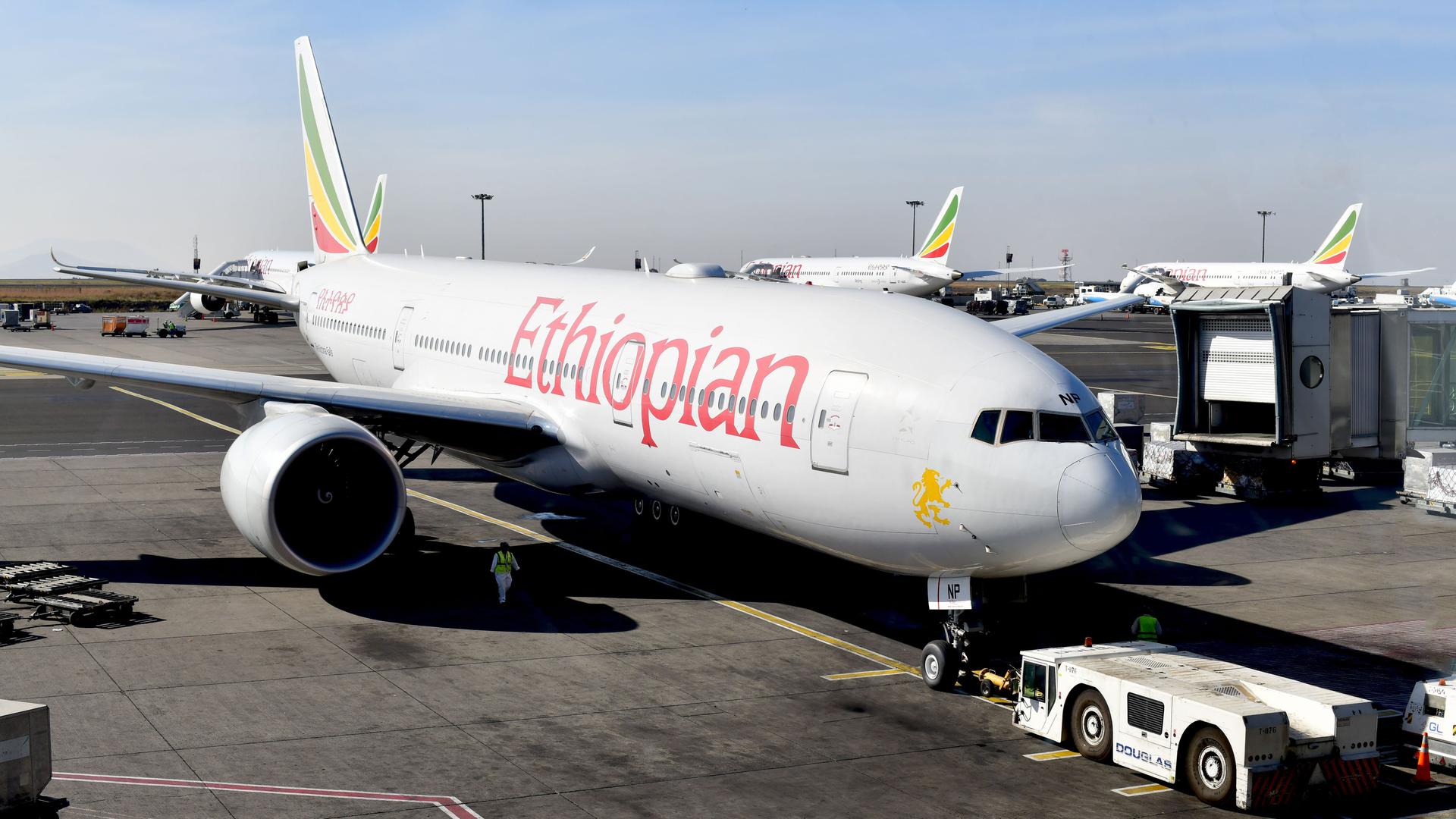 Ein Flugzeug von Ethiopian Airlines steht auf einem Flughafenfeld.