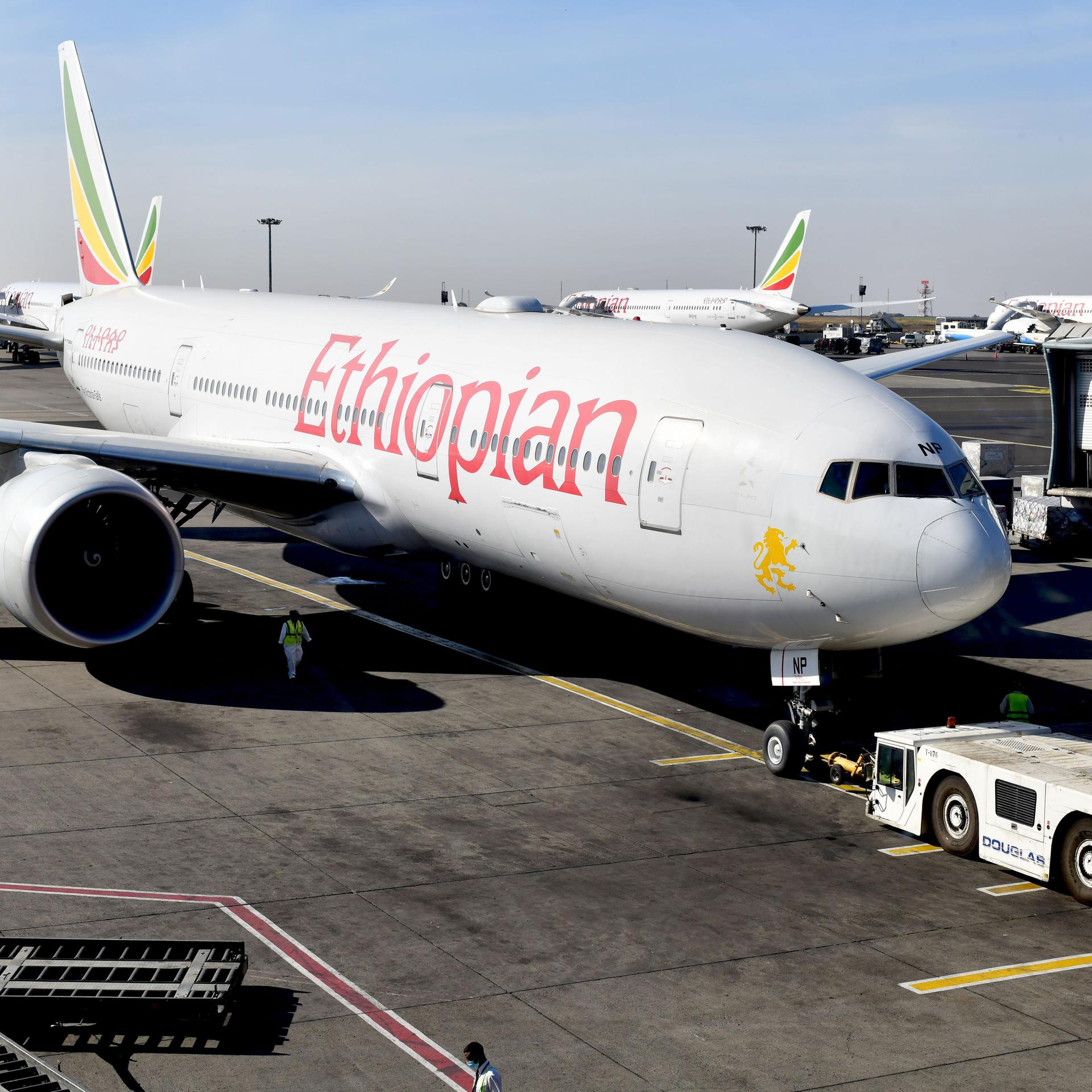 Ein Flugzeug von Ethiopian Airlines steht auf einem Flughafenfeld.