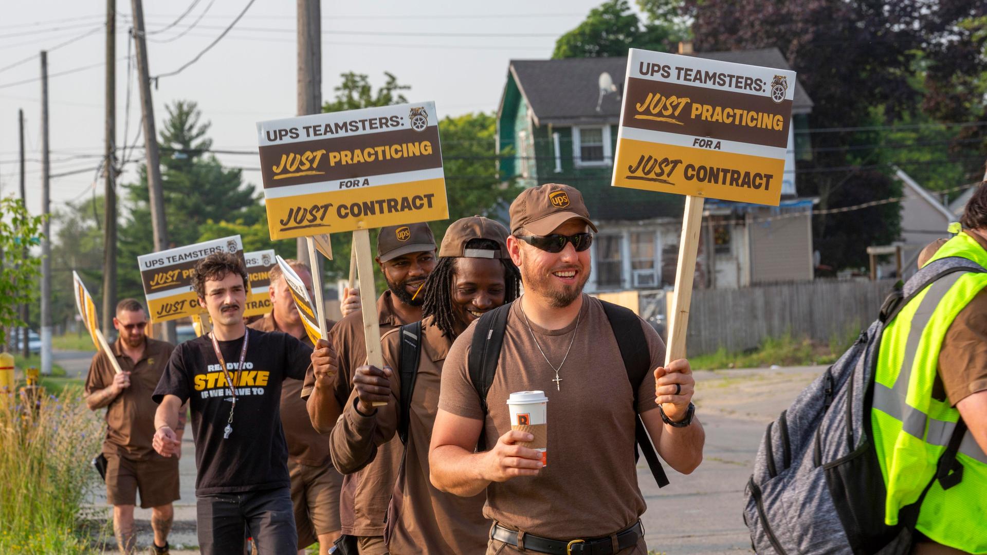 Mitglieder der Gewerkschaft Teamsters tragen Streikpostenschilder im Juni 2023 vor den Gebäuden des bekannten United Parcel Service (UPS),  bevor der Vertrag der Gewerkschaft für fast 350.000 Beschäftigte ausläuft.
