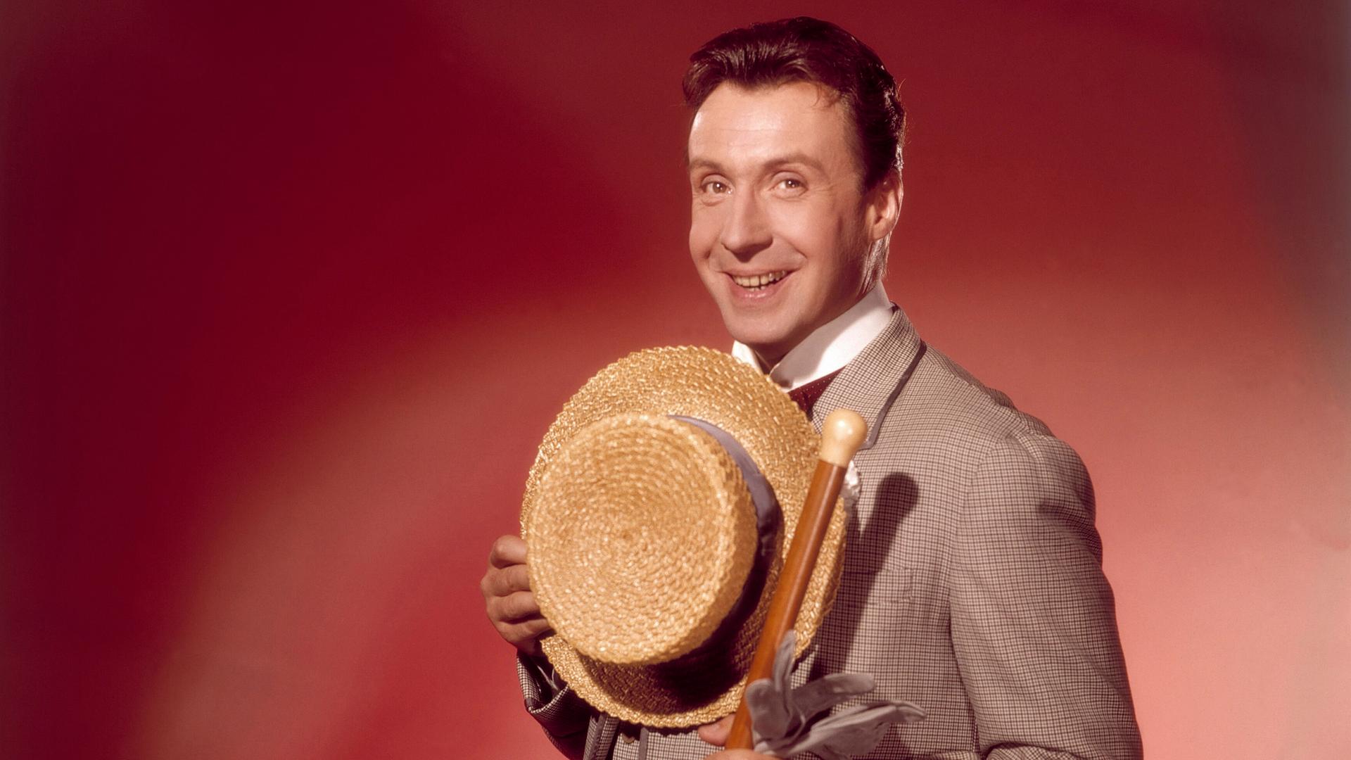 Der Sänger, Schauspieler, Entertaine Peter Alexander, Studioaufnahme mit Hut in den 1950er Jahren. 