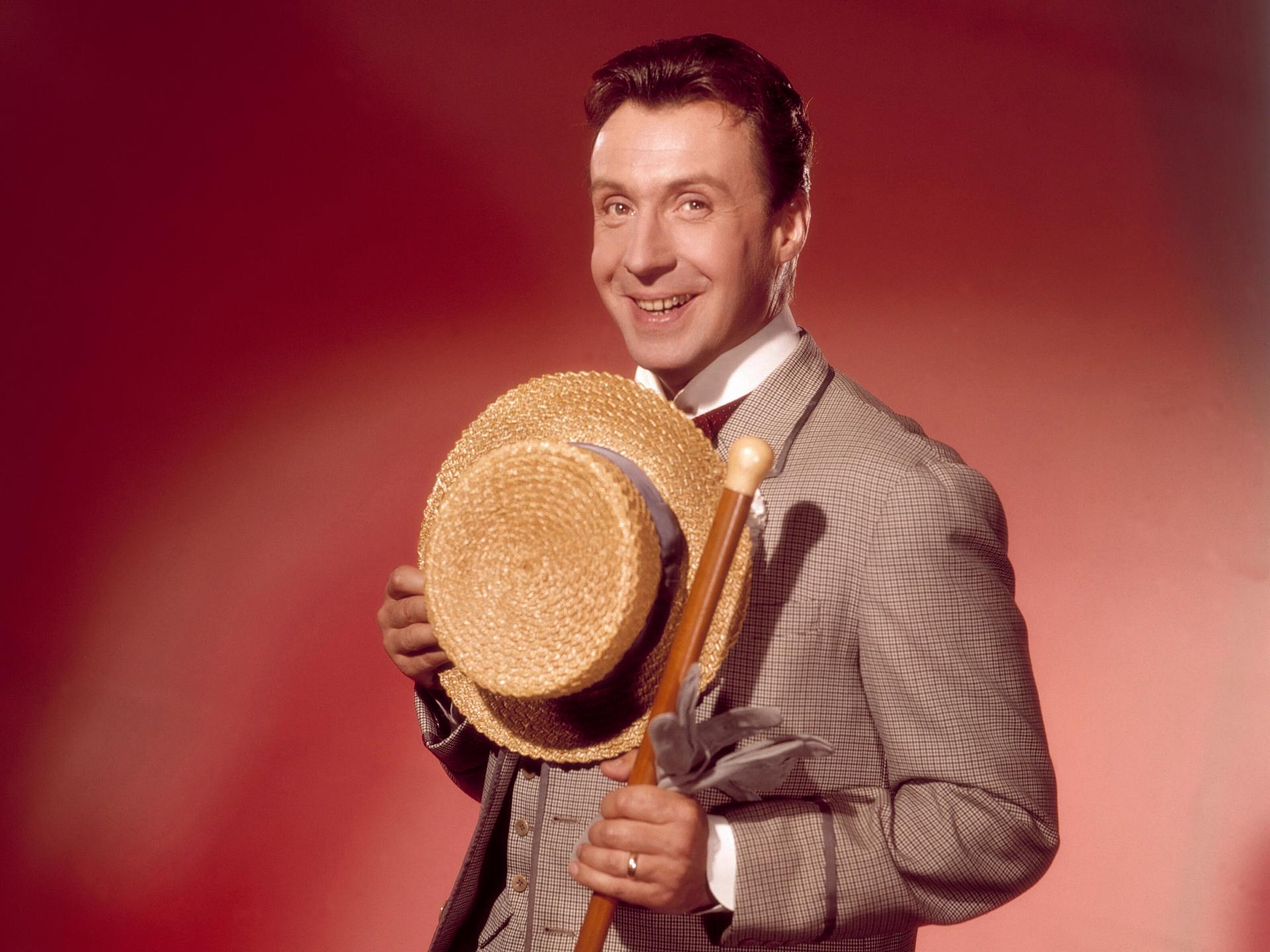 Der Sänger, Schauspieler, Entertainer Peter Alexander, Studioaufnahme mit Hut in den 1950er-Jahren. 