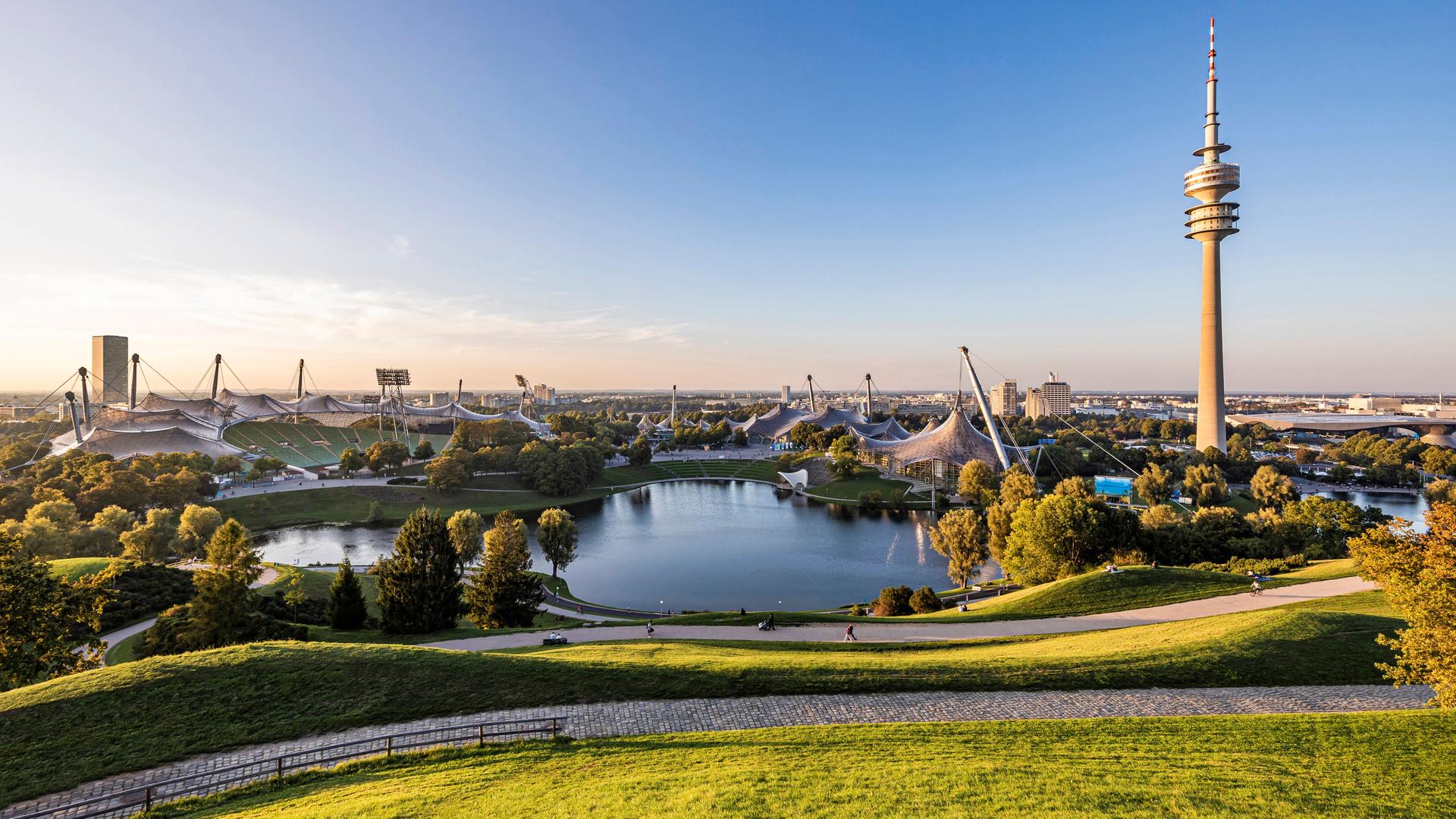 Der Olympiapark in München, Bayern, Deutschland in der Dämmerung