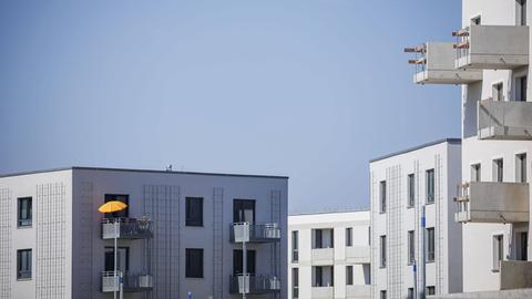 Blick auf das neu gebaute Stadtquartier Buckower Felder am suülichen Stadtrand von Berlin. Auf der etwa 16 Hektar grossen Flaeche entstehen ca. 900 Wohnungen. Ein Sonnenschirm steht auf dem Balkon einer bereits bezogenen Neubauwohnung.