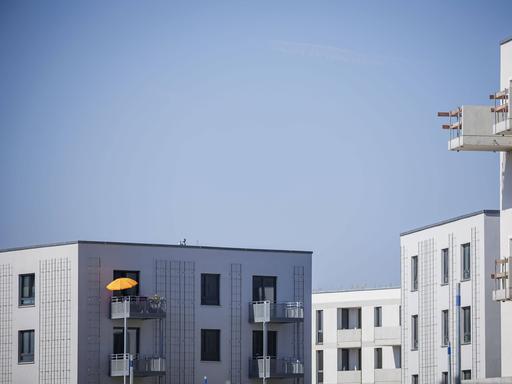 Blick auf das neu gebaute Stadtquartier Buckower Felder am suülichen Stadtrand von Berlin. Auf der etwa 16 Hektar grossen Flaeche entstehen ca. 900 Wohnungen. Ein Sonnenschirm steht auf dem Balkon einer bereits bezogenen Neubauwohnung.