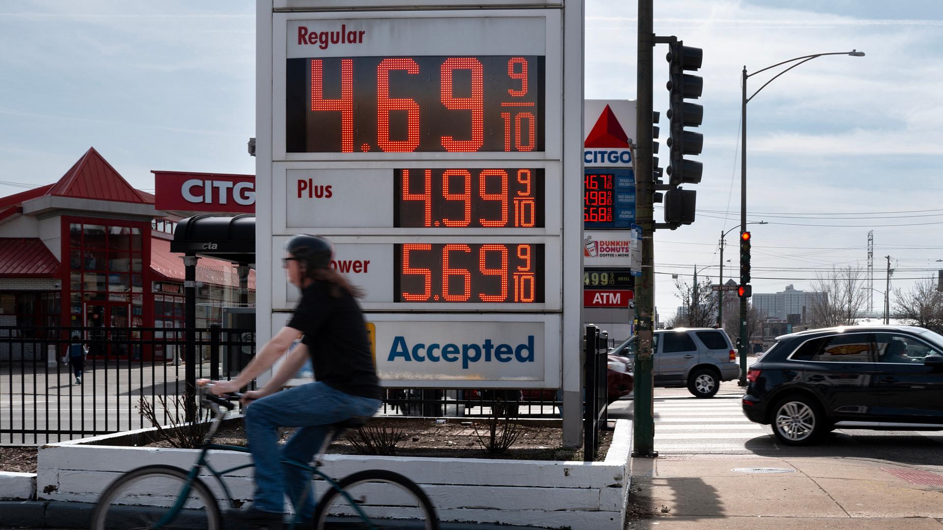 An einer Tankstelle in Chicago stehen die Benzinpreise in großen roten Leuchtbuchstaben.